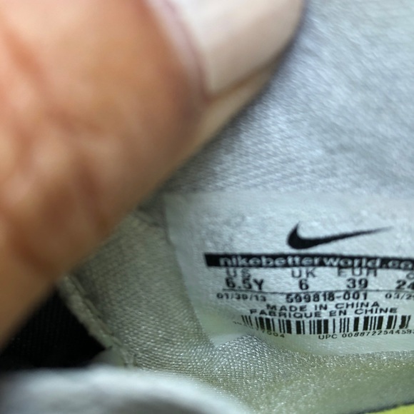 Nike youth 6.5 basketball sneakers grey and yellow - Picture 8 of 8